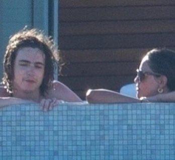 Timothee與Eiza 2010年於卡波聖盧卡斯度假時,被狗仔隊拍到而傳出約會緋聞。