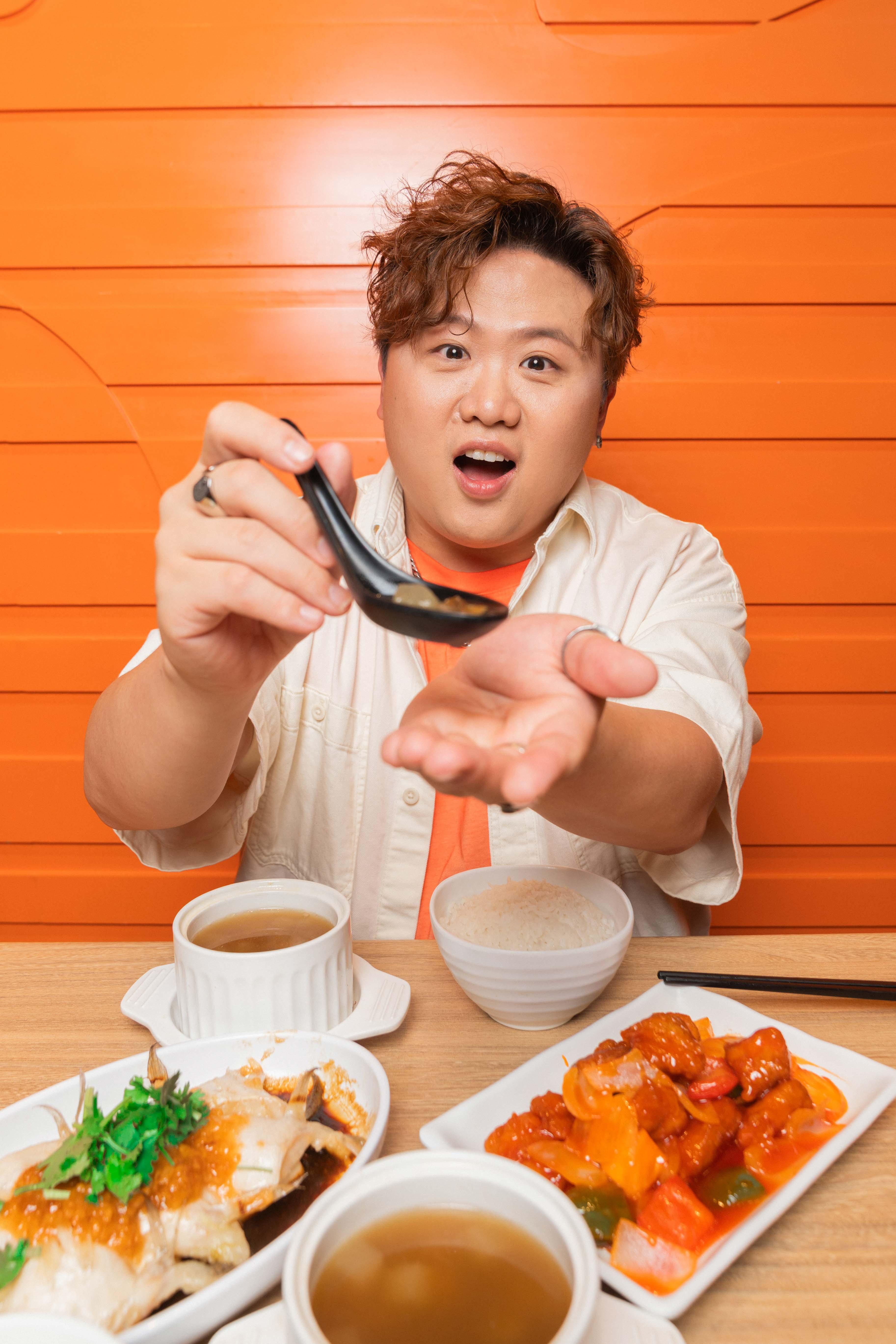 Fatboy想約女神花姐晚餐,一啖一啖餵對方飲阿活冬瓜燉湯下火。