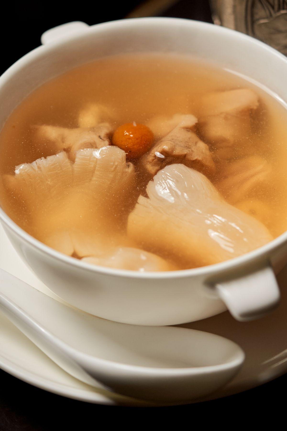 花膠螺頭老雞燉野生珍珠柑橘湯清澈鮮甜,留下微酸果香餘韻。