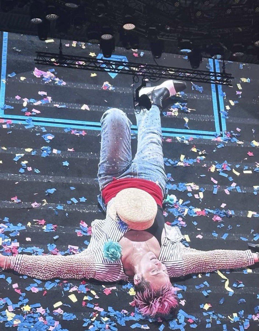 G-Dragon唱到要瞓在台上。