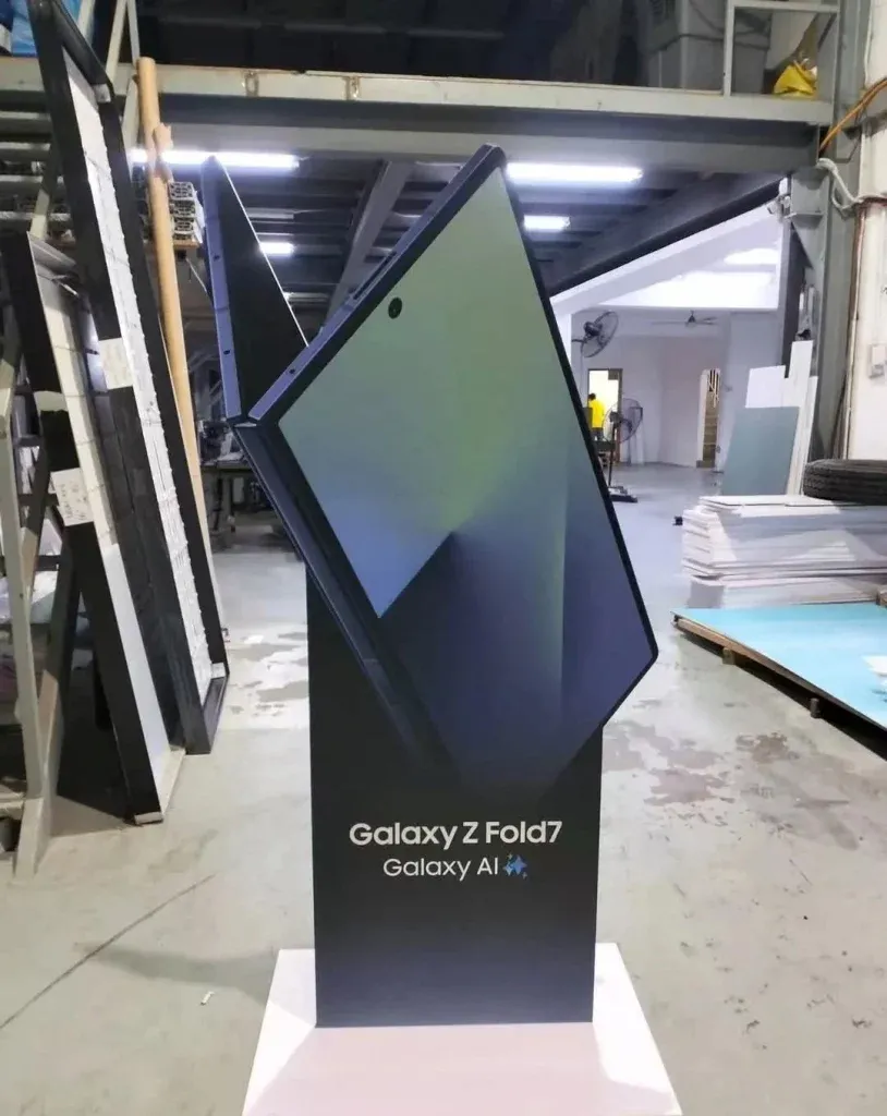 從相片中可以看到,Galaxy Z Fold7似乎會具備深藍色款選擇,外觀上裝置擁有歷代最薄機身及鉸鏈位厚度,同時外屏比例更像一般直屏機、備受期待。