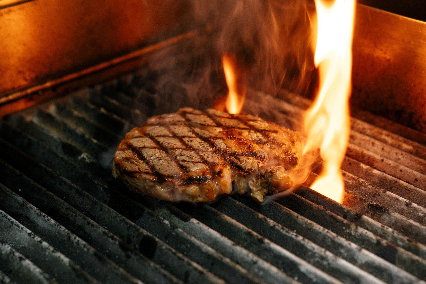 行政總廚James Oakley教路將牛扒煎至三成熟最理想,能保持牛扒鬆軟不韌,同時能保留肉汁。