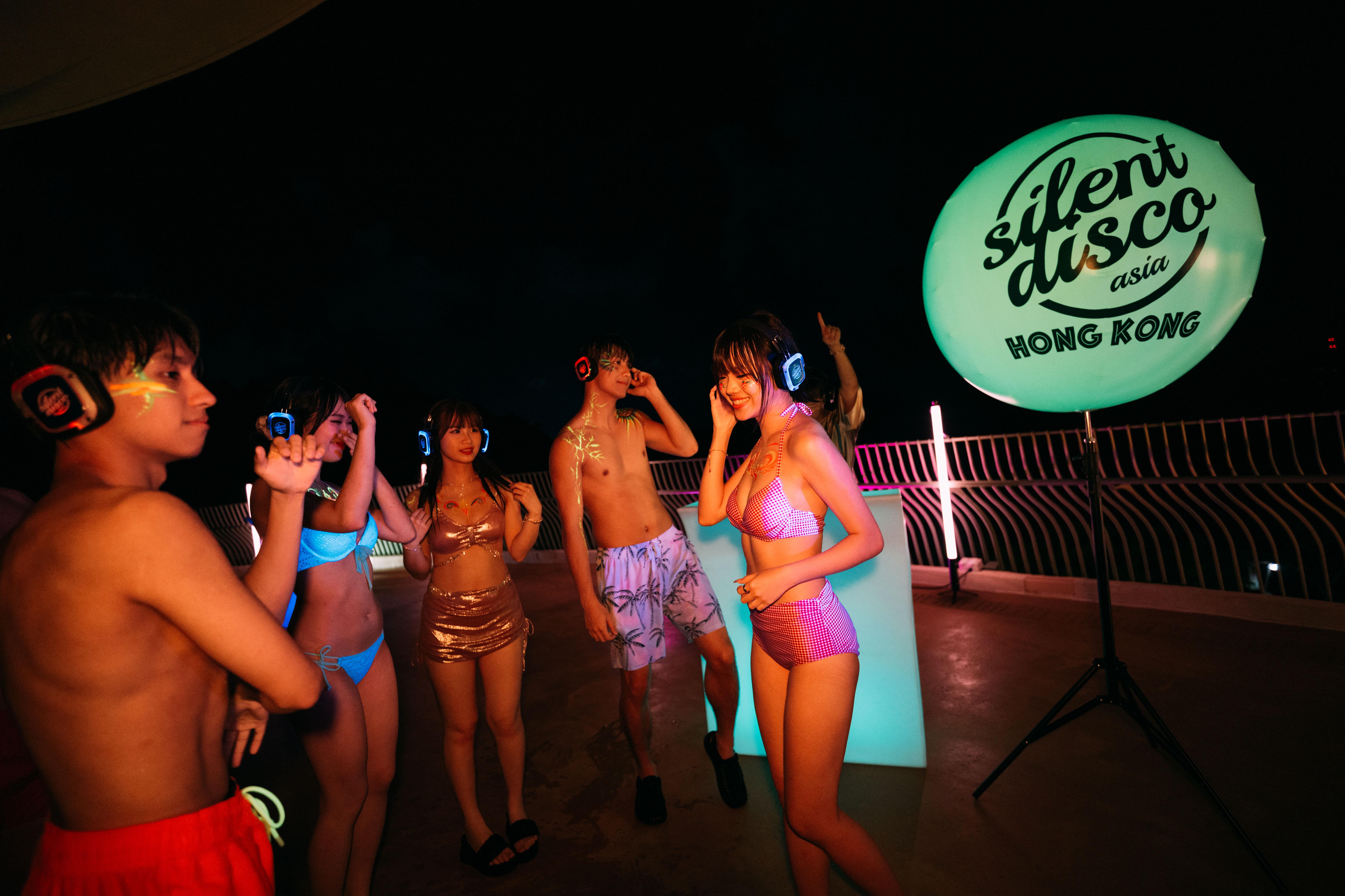 玩家戴上耳機,跟著耳機內音樂與其他人狂歡。