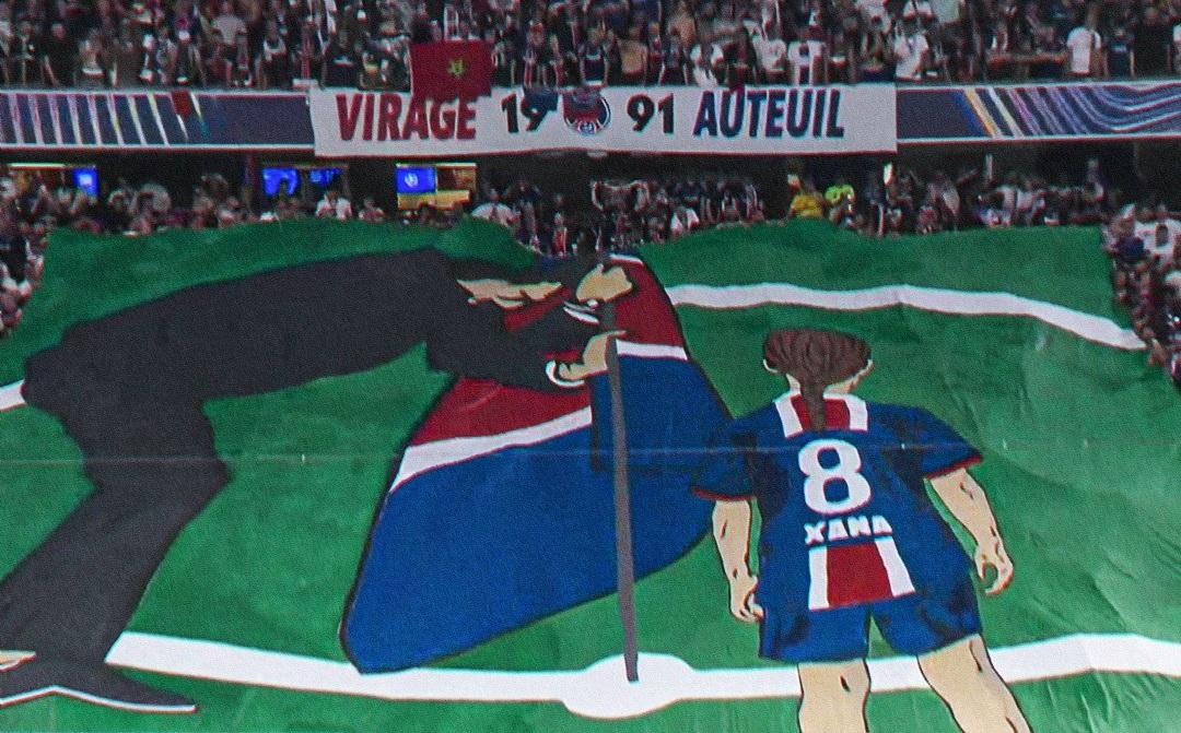 巴黎聖日耳門球迷拉起條幅,紀念安歷基已故女兒莎娜。(網上圖片)