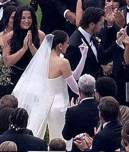 兩人在交換婚戒時,均向身邊人大晒手中戒指。