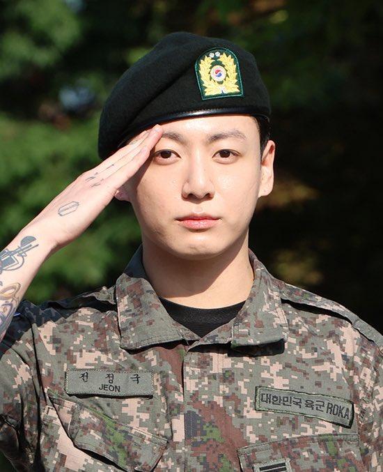 柾國的軍人禮特寫。