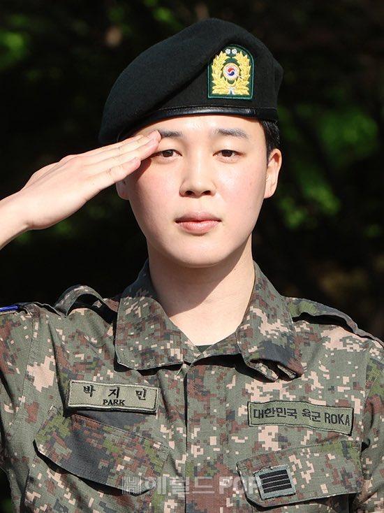 智旻的軍人禮特寫。