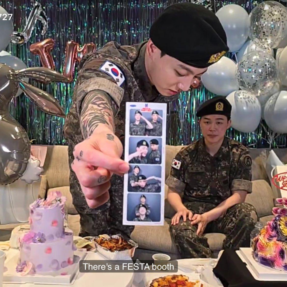 柾國拿出今早在軍部辦理退役手續時,與智旻一起拍攝的四格相。