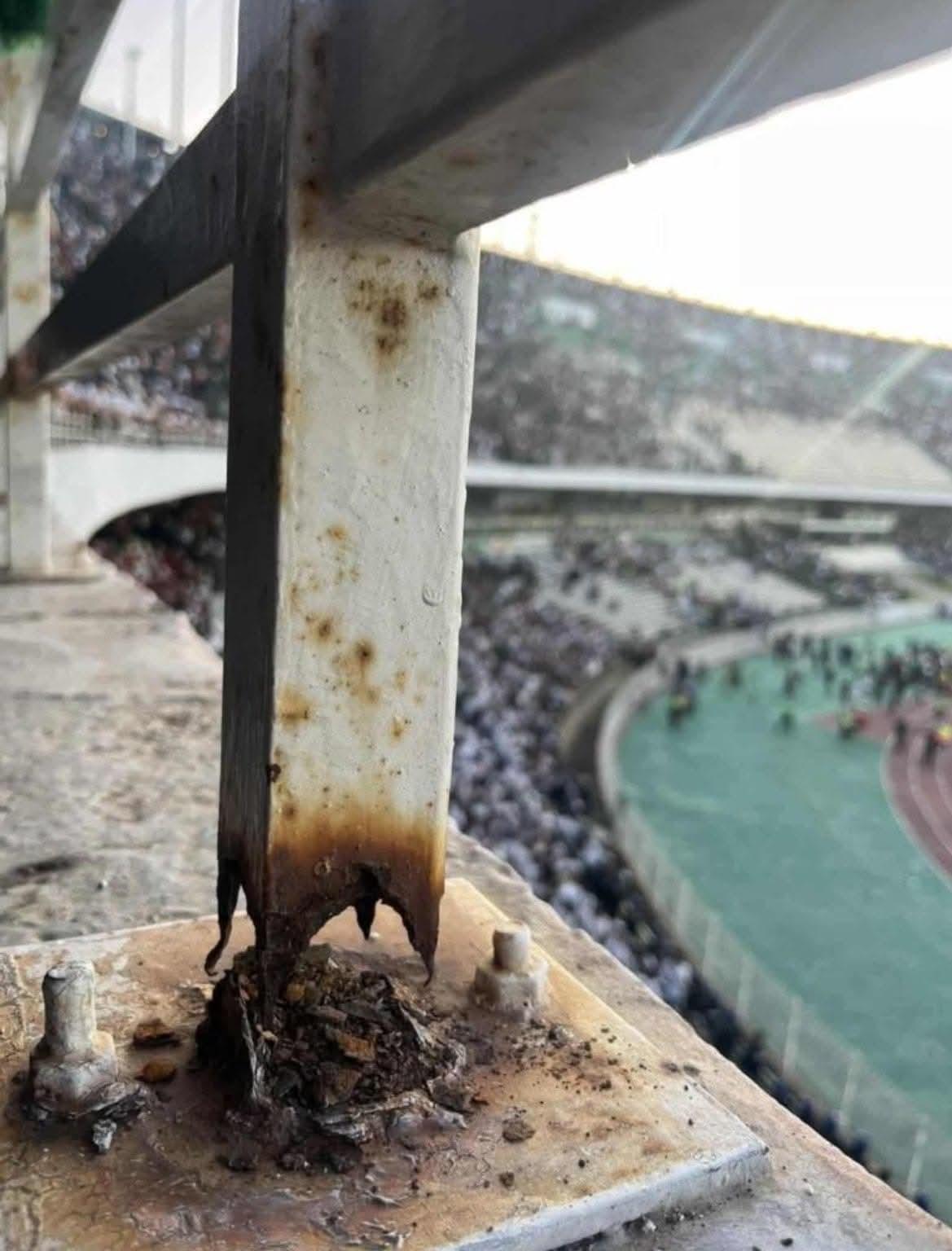 二樓看台的欄桿嚴重銹蝕。(X)