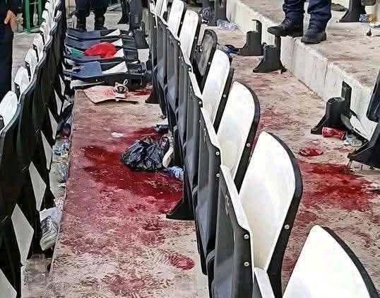 一樓看台留下大量血跡。(X)