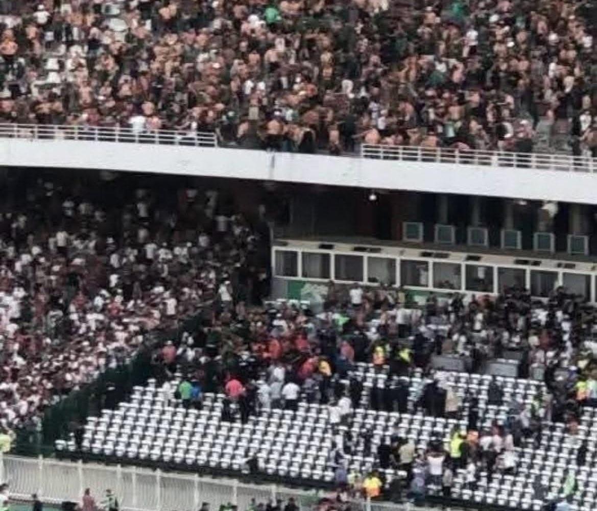 二樓看台欄桿倒下造成多人從看台墜樓。(X)