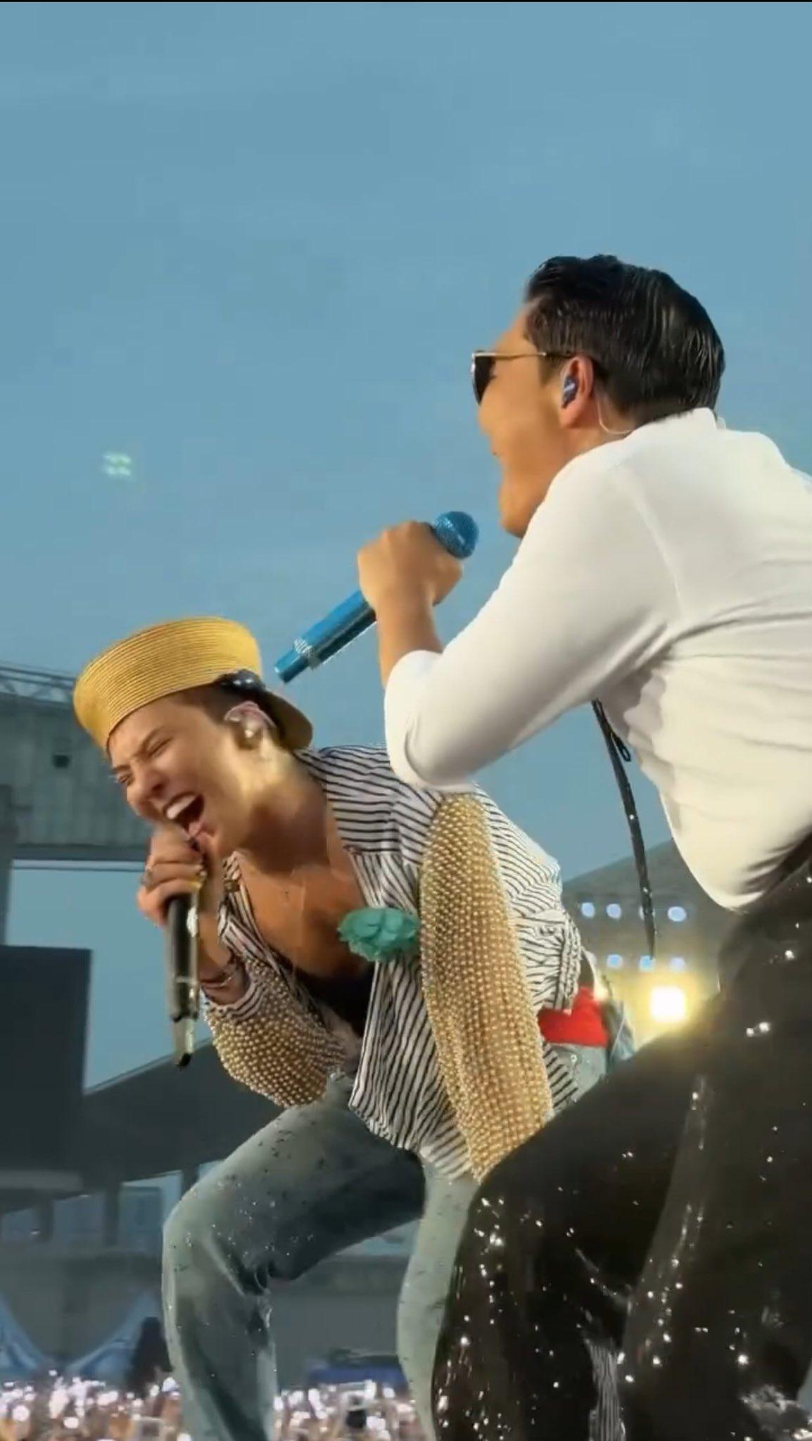 GD一上台即演唱《POWER》,令現場氣氛立刻燃燒。`