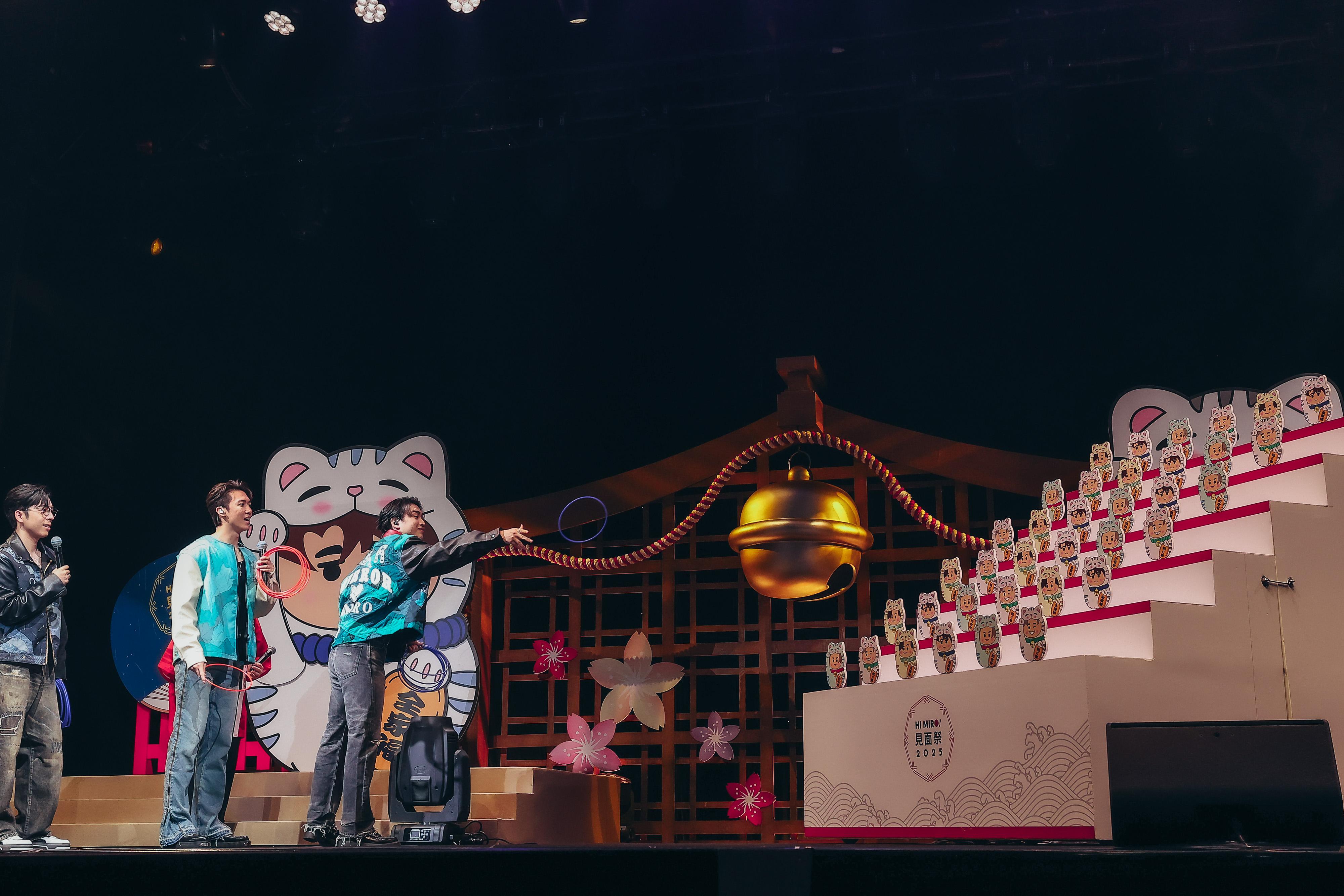 姜濤、Edan、Jer和Stanley在台上玩遊戲,非常投入。