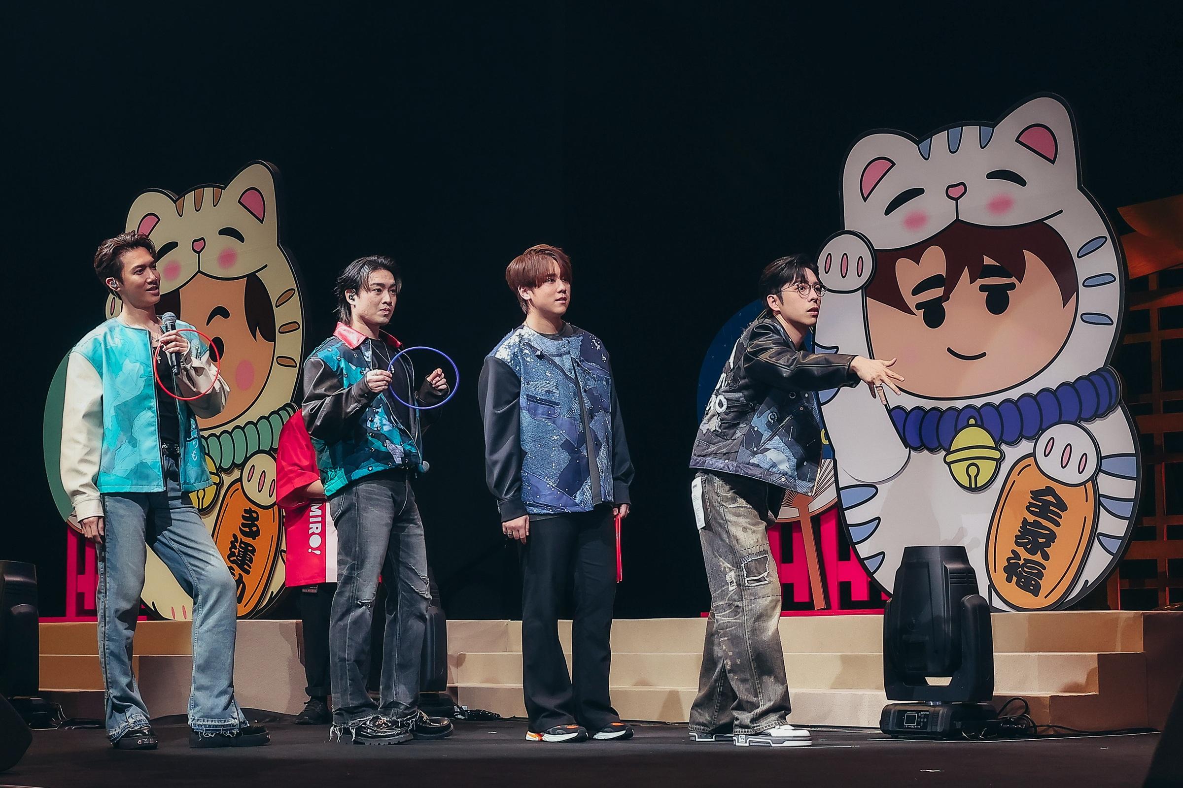 姜濤、Edan、Jer和Stanley在台上玩遊戲,非常投入。