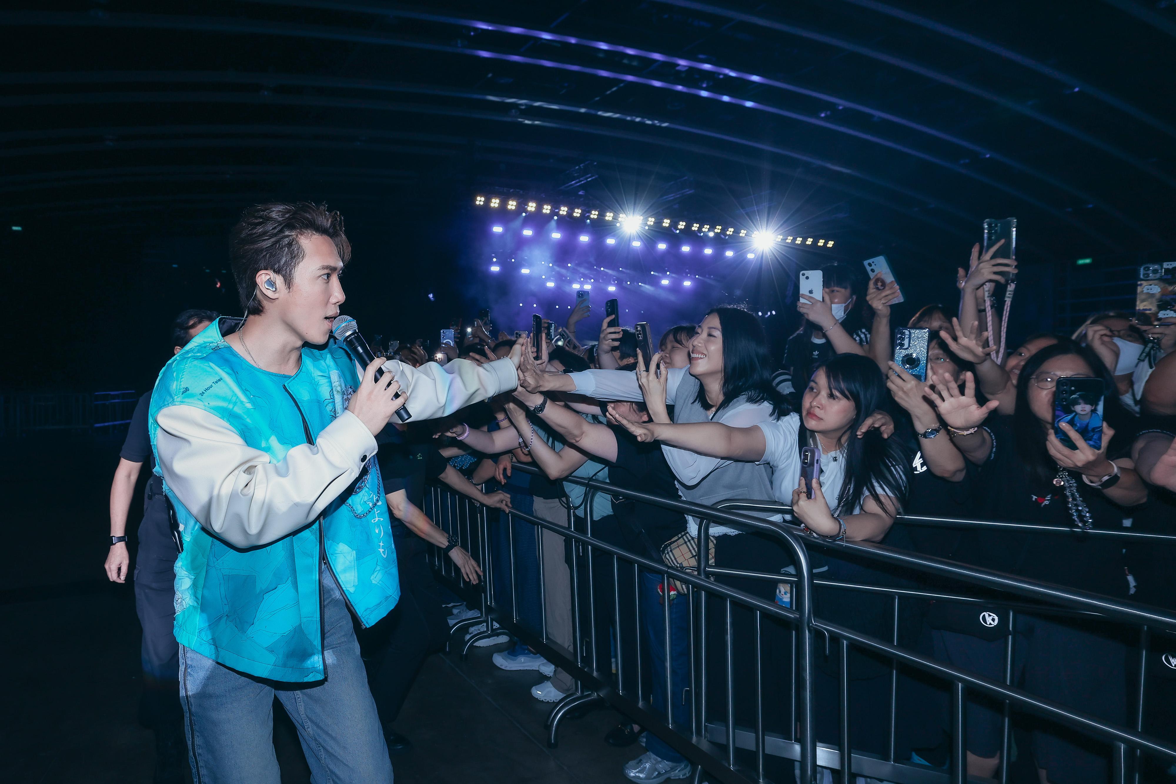 Stanley走到台下與fans近距離接觸。