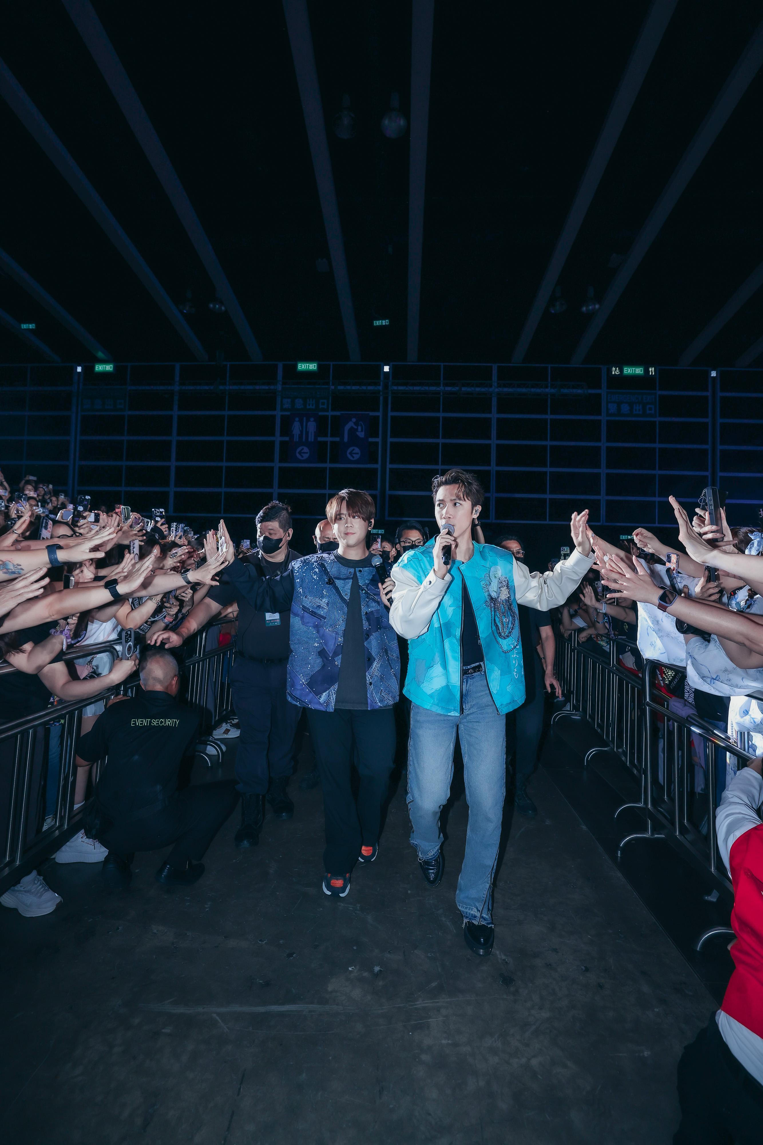 姜濤和Stanley走到台下與fans近距離接觸。