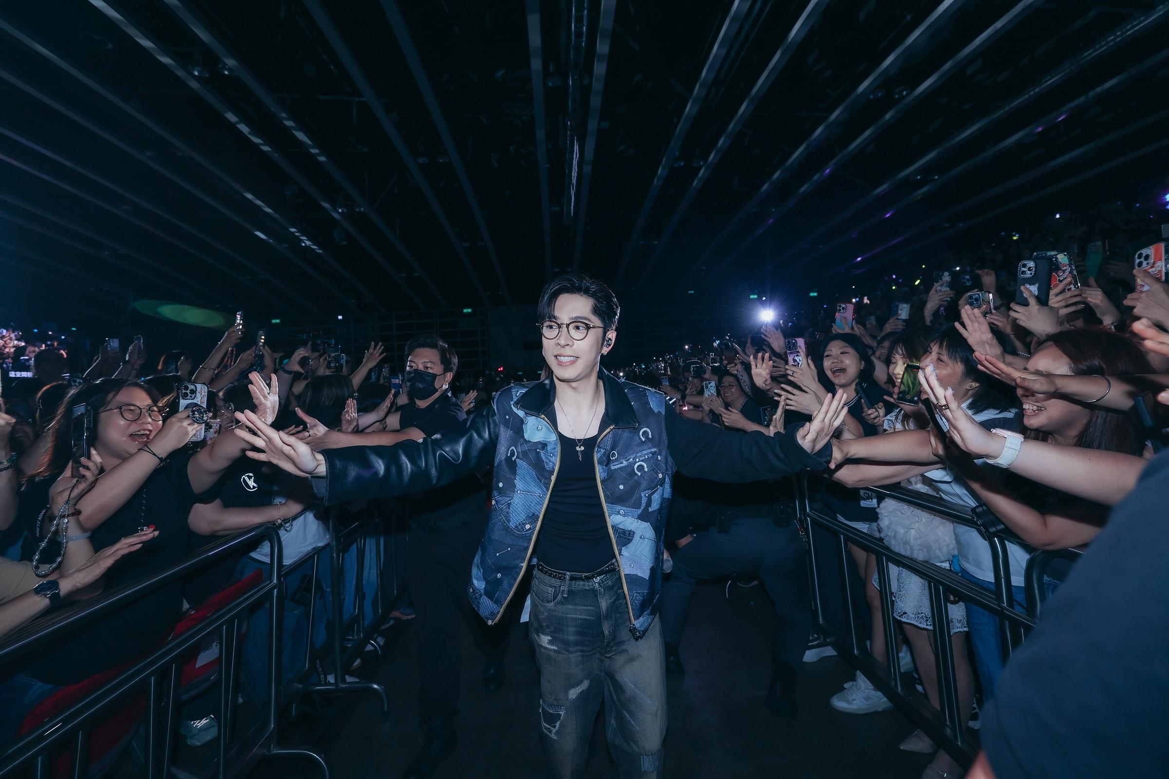 Edan走到台下與fans近距離接觸。