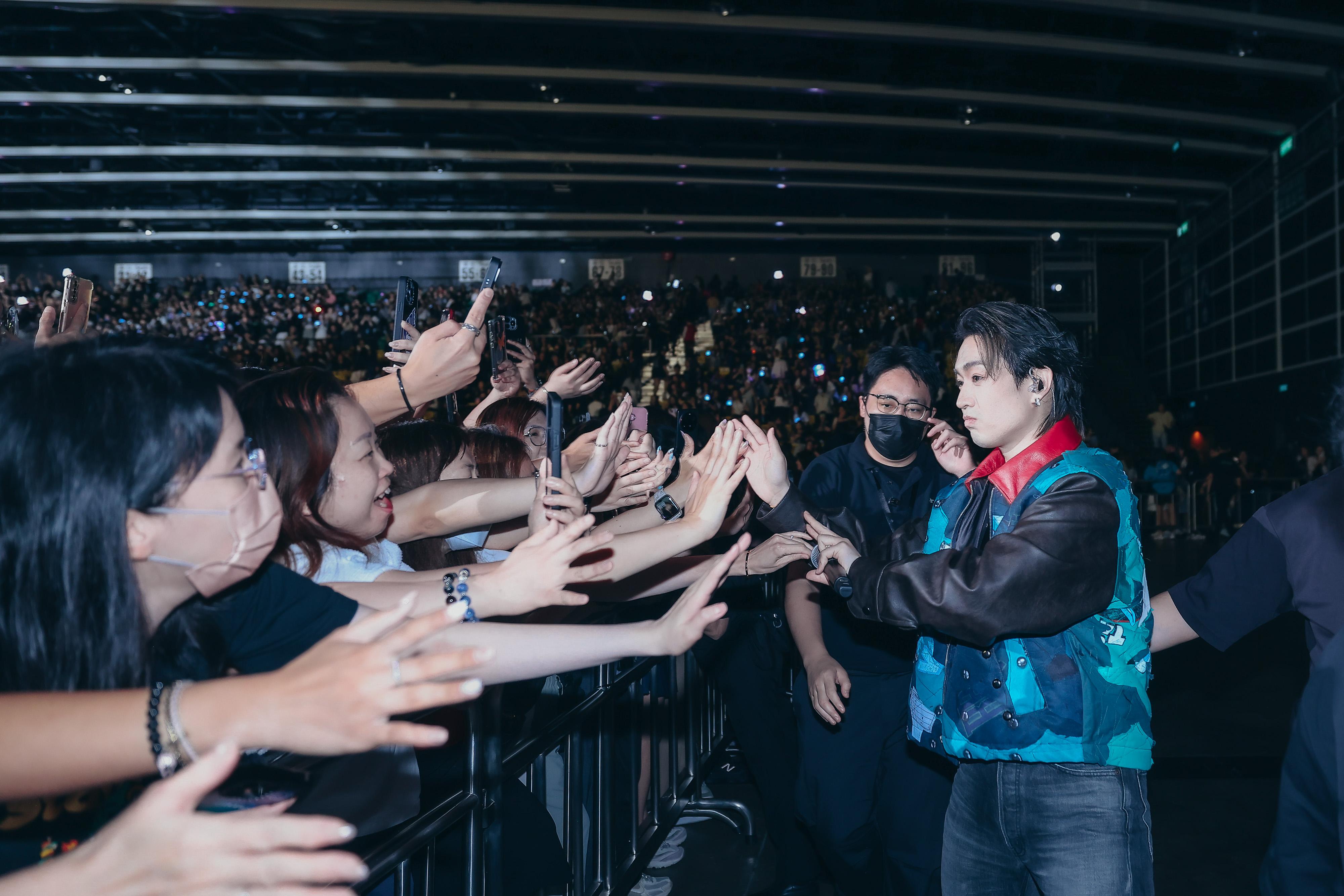 Jer走到台下與fans近距離接觸。