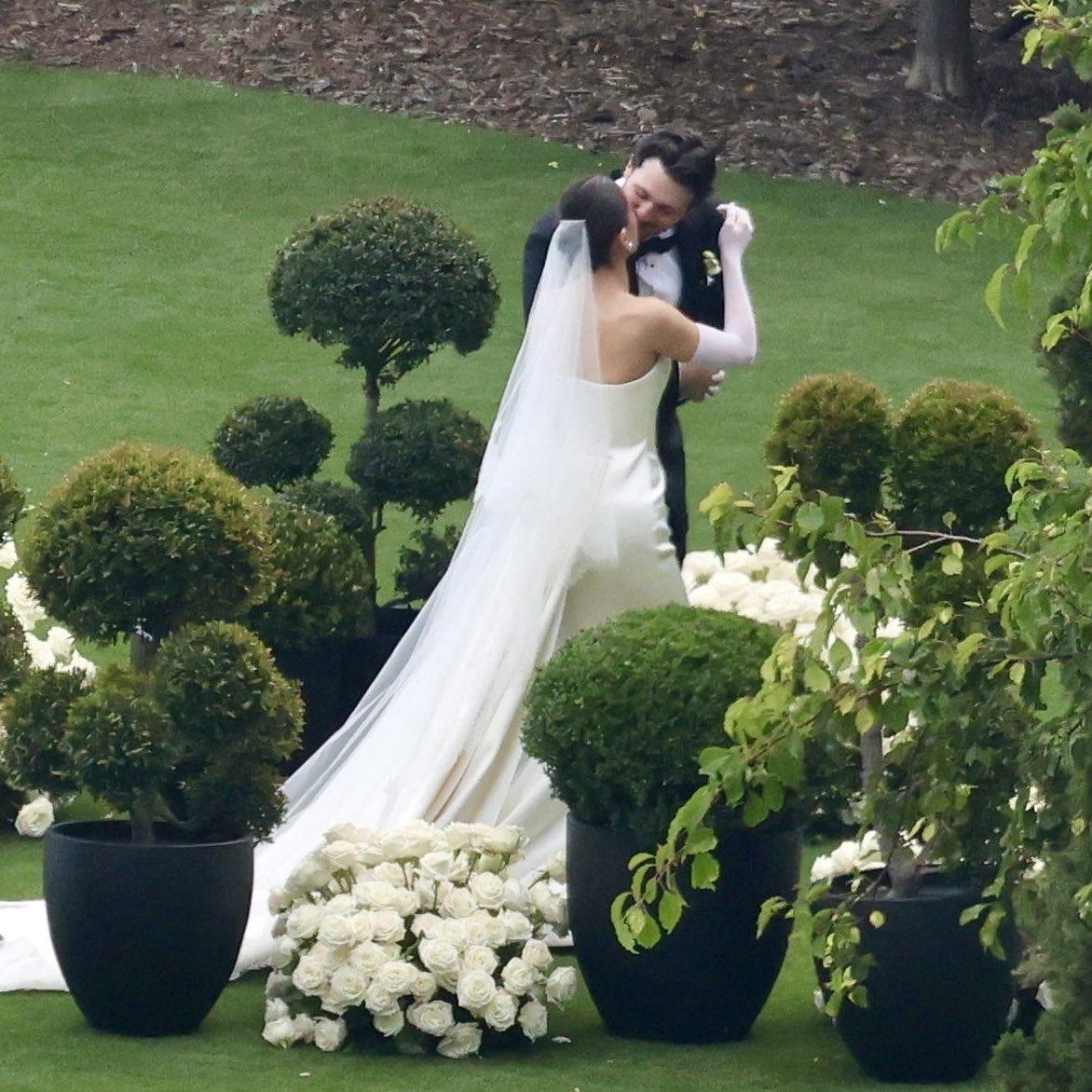 Hailee與Josh在婚禮上咀過不停。