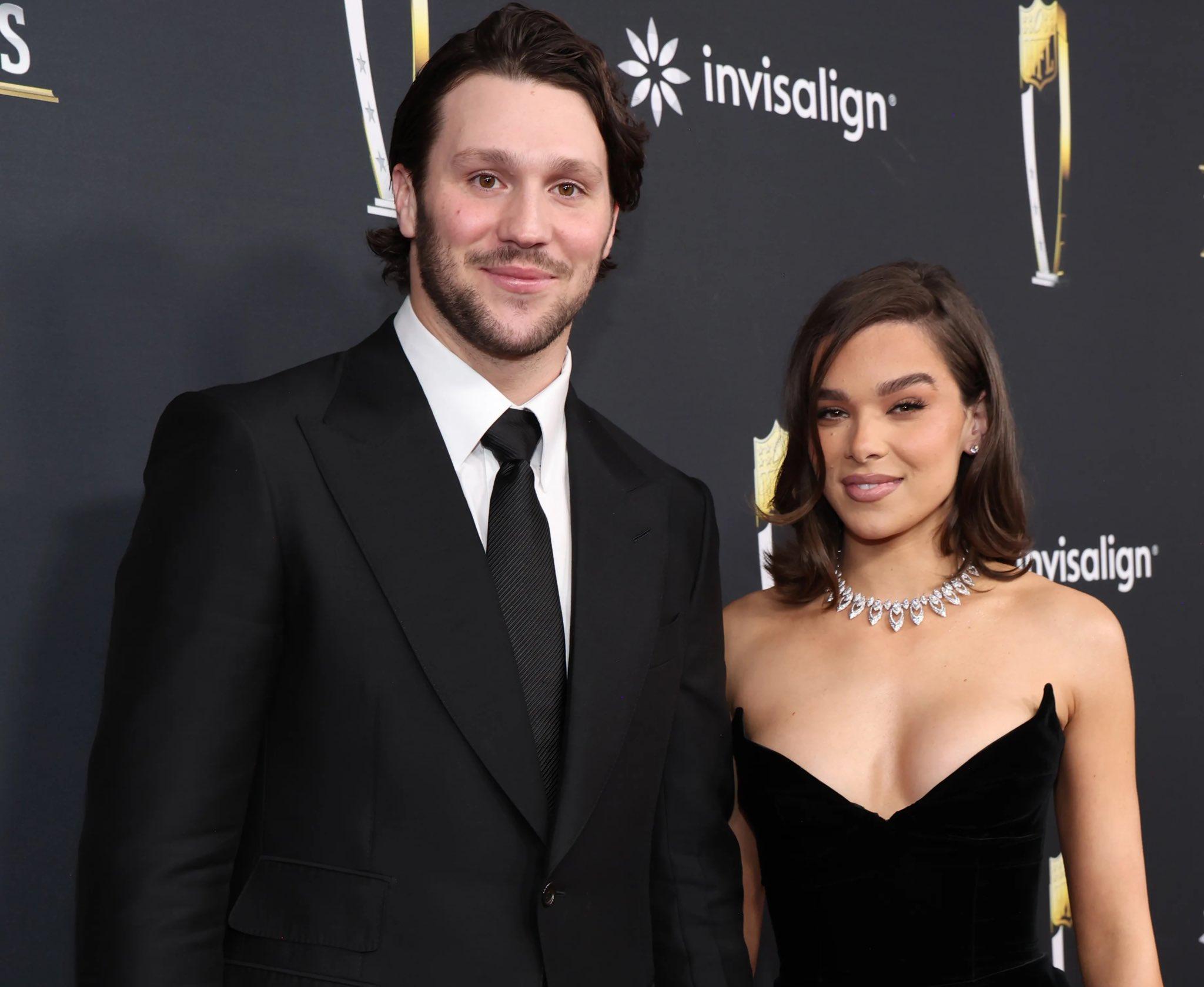 Josh過往經常陪伴Hailee出席公開場合。