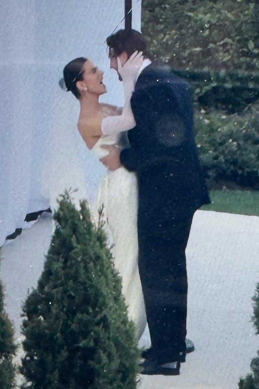 兩人多次在席上相擁,場面感人。