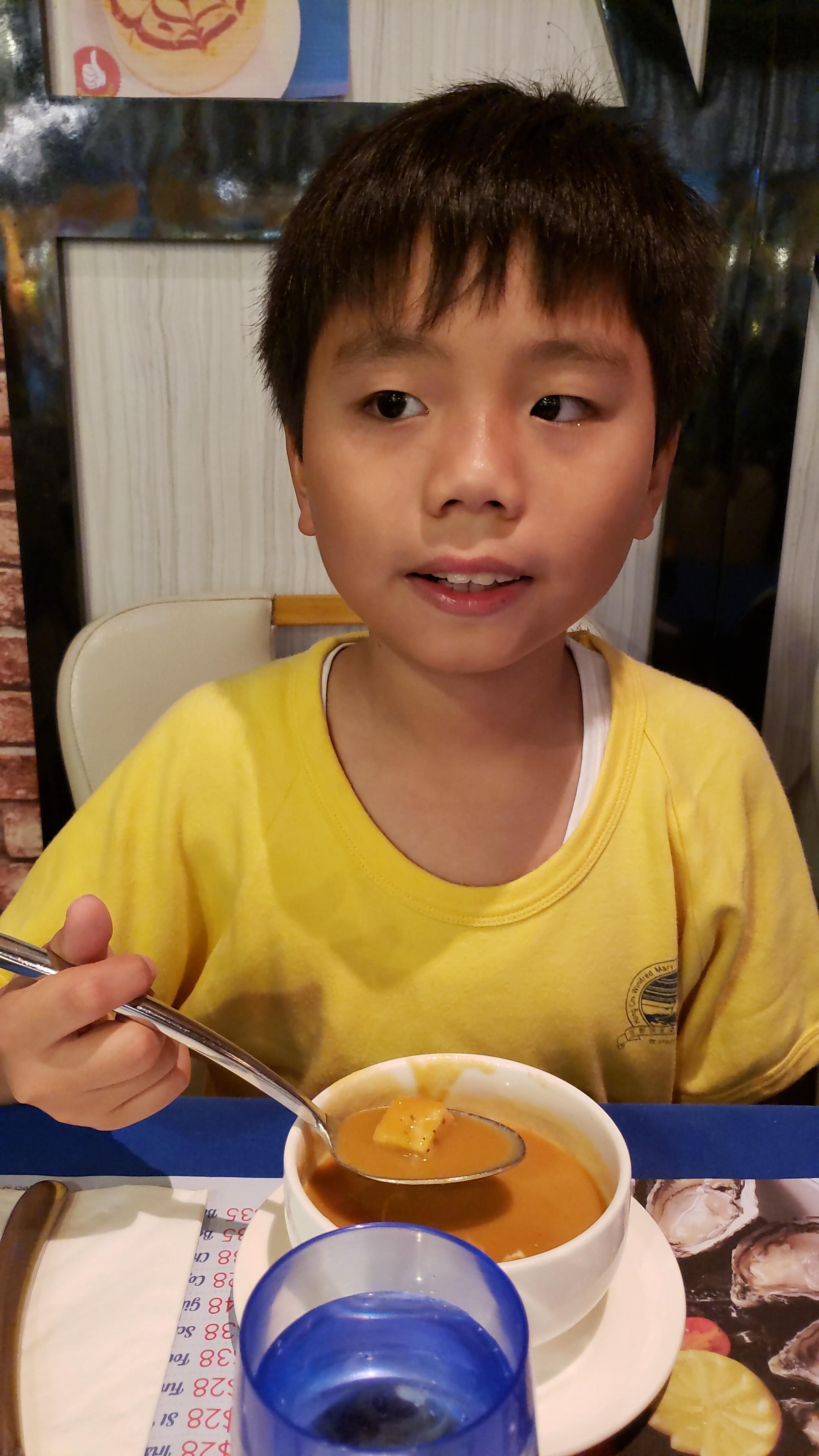 興逸童年照。 (學校提供照片)