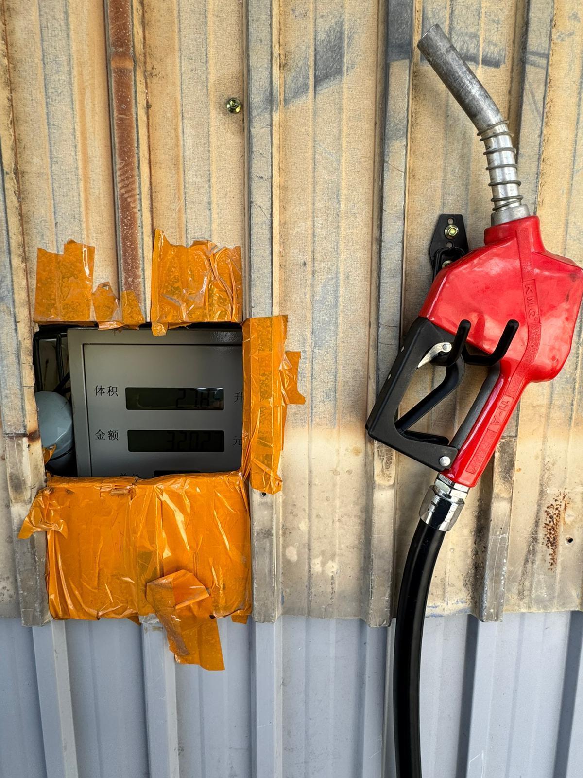 海關與消防處聯合搗破非法電油加油站,檢獲約2700升未完稅電油。(海關圖片)