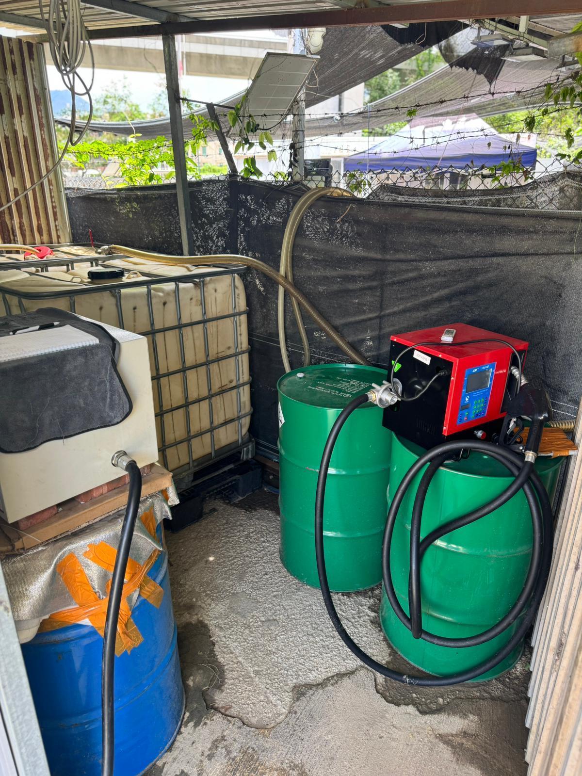 海關與消防處聯合搗破非法電油加油站,檢獲約2700升未完稅電油。(海關圖片)