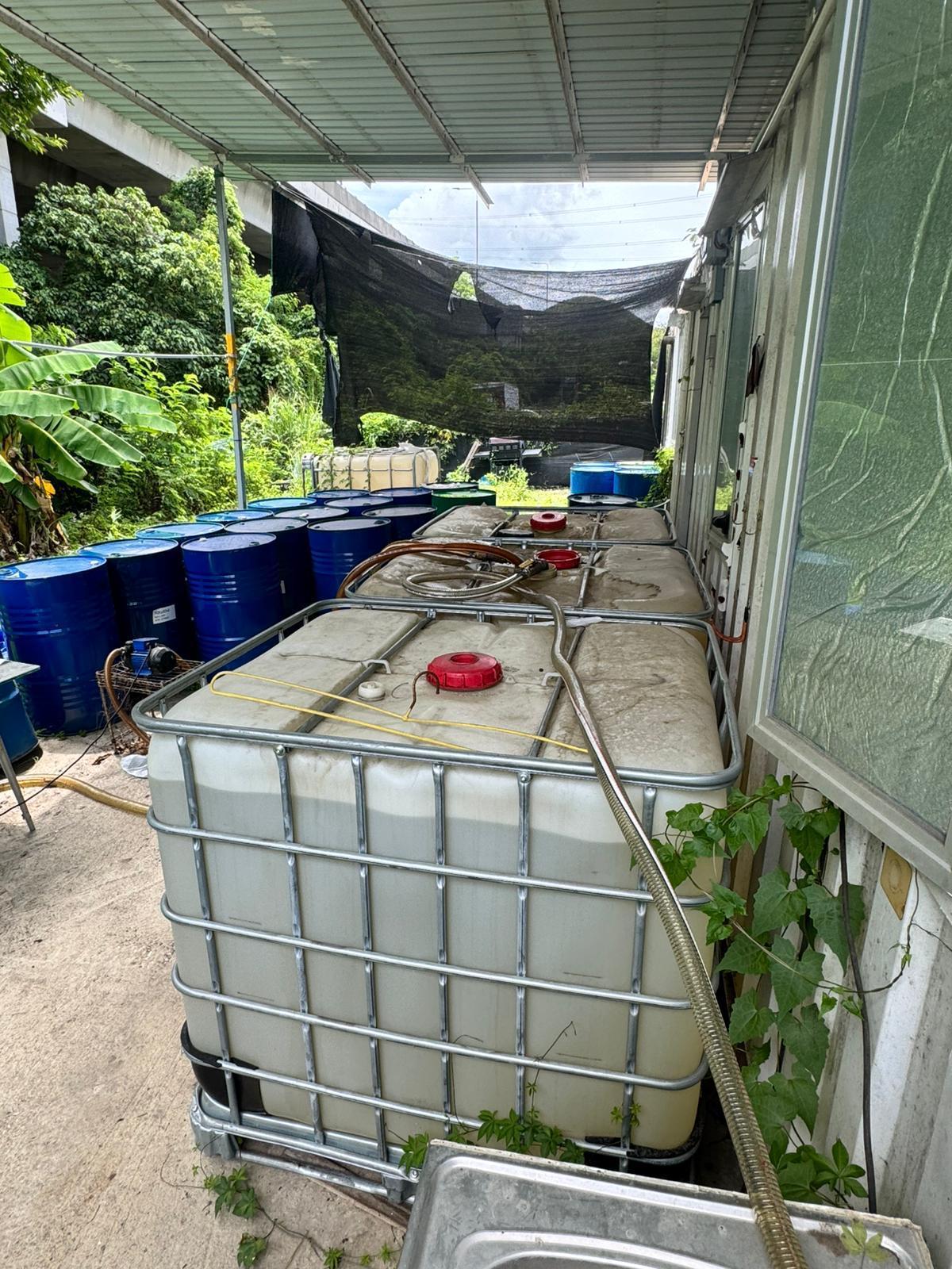 海關與消防處聯合搗破非法電油加油站,檢獲約2700升未完稅電油。(海關圖片)