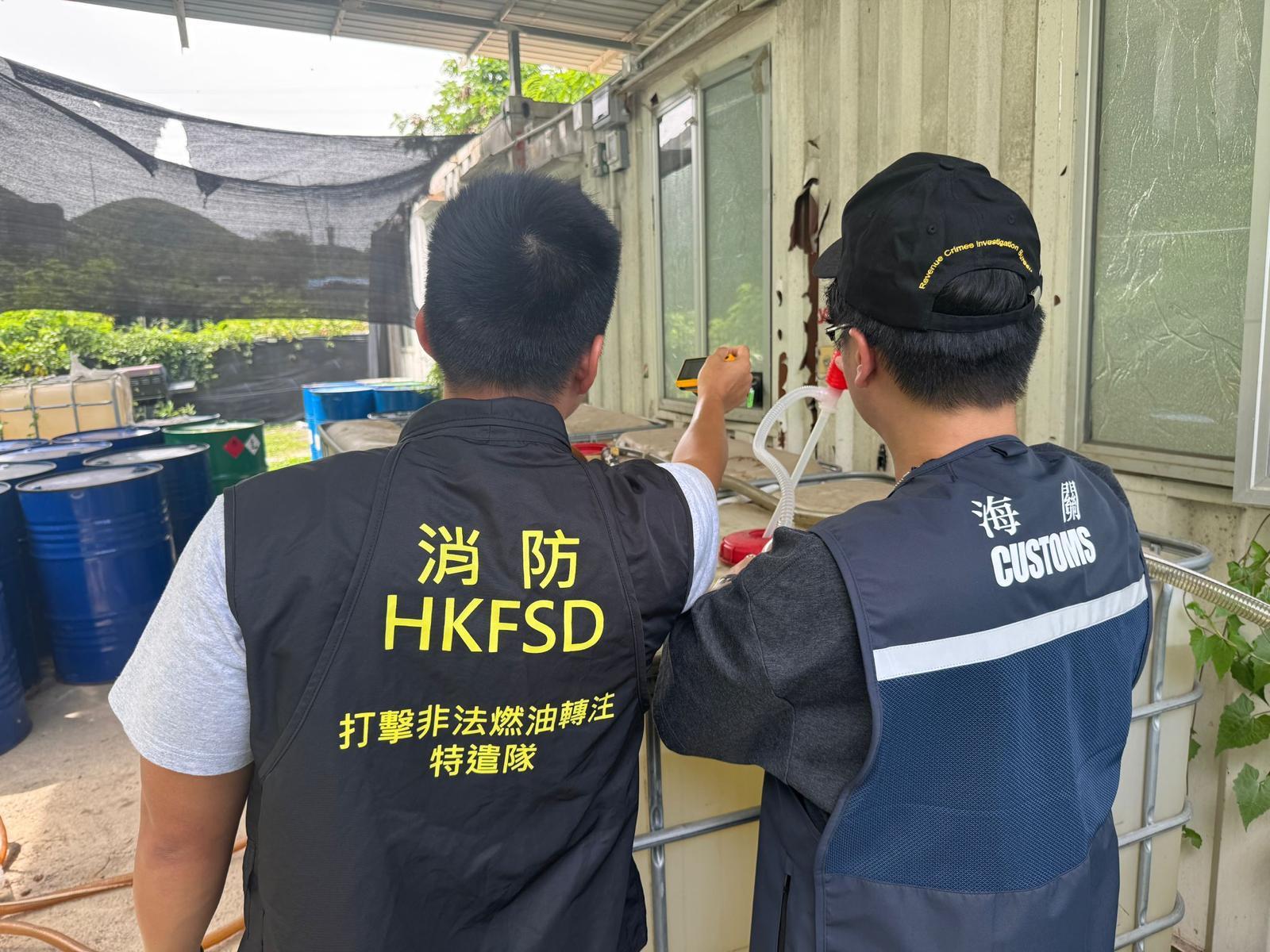 海關與消防處聯合搗破非法電油加油站,檢獲約2700升未完稅電油。(海關圖片)