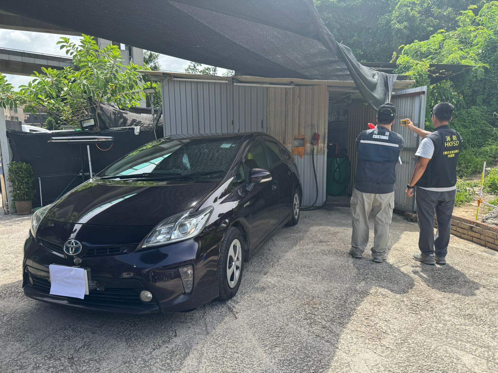 海關與消防處聯合搗破非法電油加油站,檢獲約2700升未完稅電油。(海關圖片)