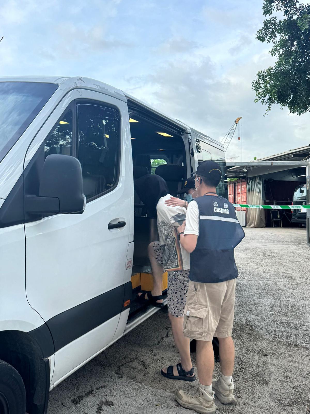 海關與消防處聯合搗破非法電油加油站,檢獲約2700升未完稅電油。(海關圖片)