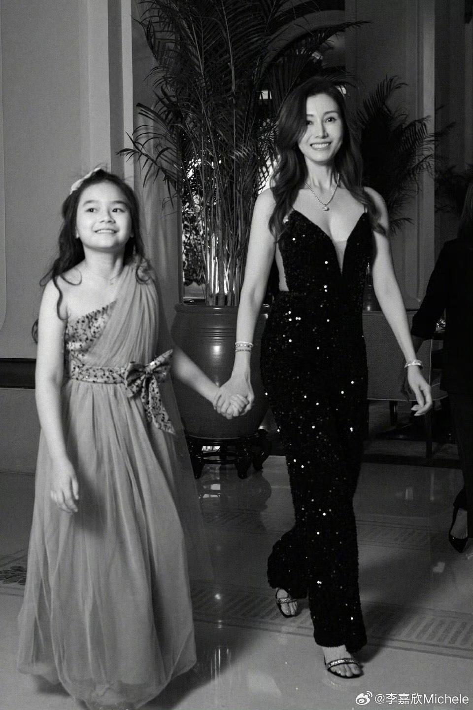 李嘉欣大曬深長事業線,身材fit爆。