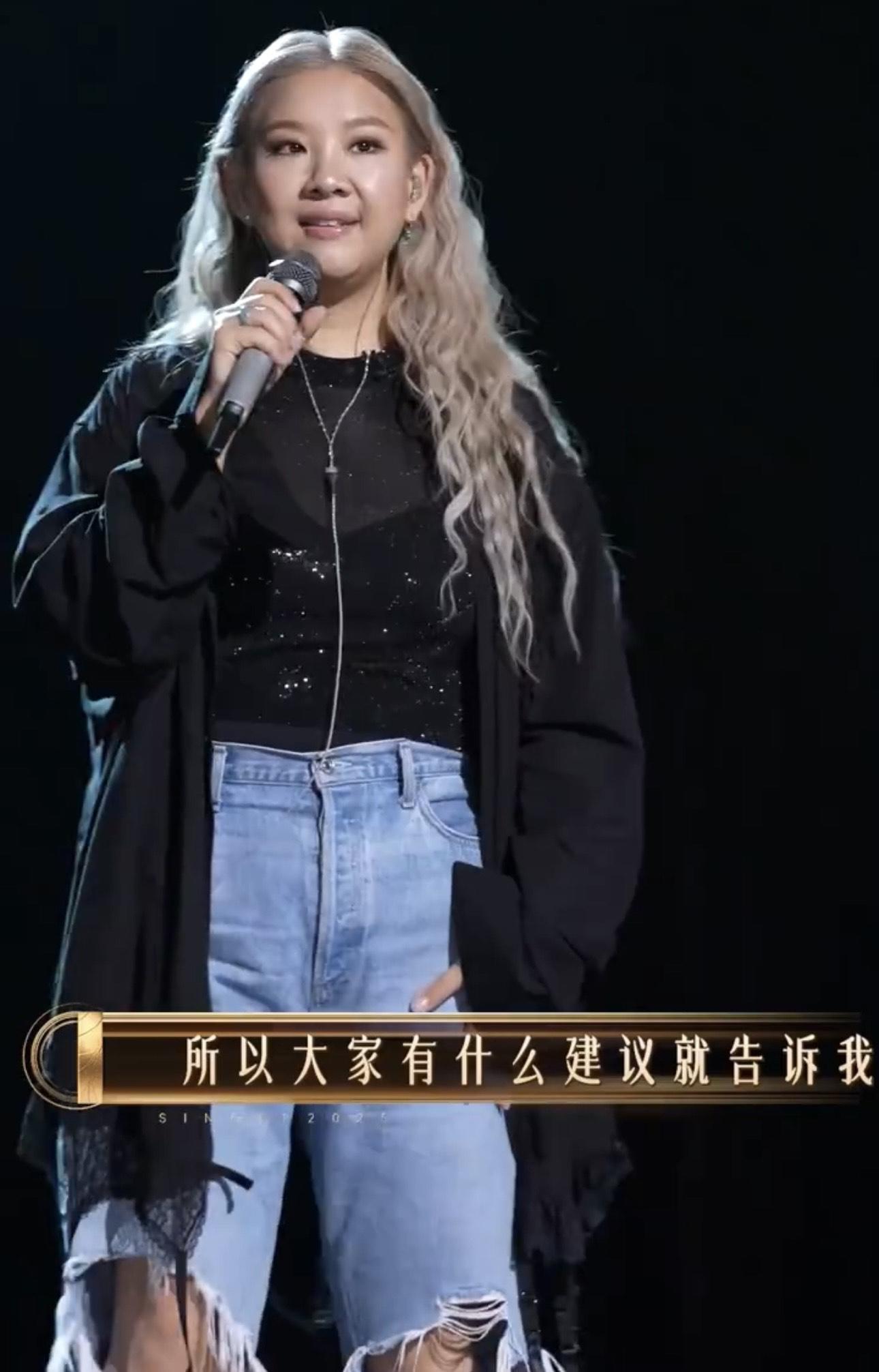 鄭欣宜在舞台上笑容燦爛,狀態大勇。