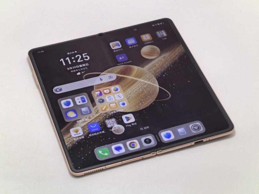 去年 7 月推出的 HONOR Magic V3 已經將摺疊屏手機的輕薄推向極致,摺疊狀態下厚度僅 9.2mm,展開後更薄至 4.35mm,重量僅 226g,至今仍是業界頂尖水平。