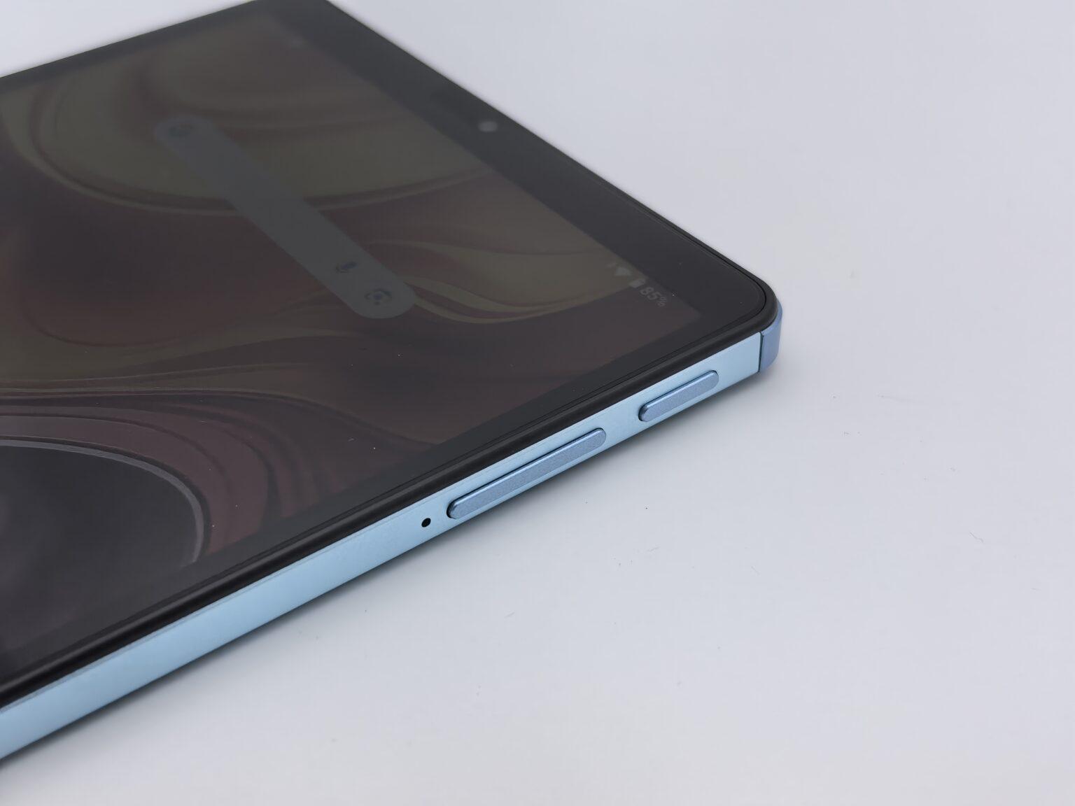 平板電腦實測︱Teclast T50 mini機身僅 8.2mm 超薄厚度,搭配金屬材質設計,輕巧堅固,單手掌握毫無負擔。