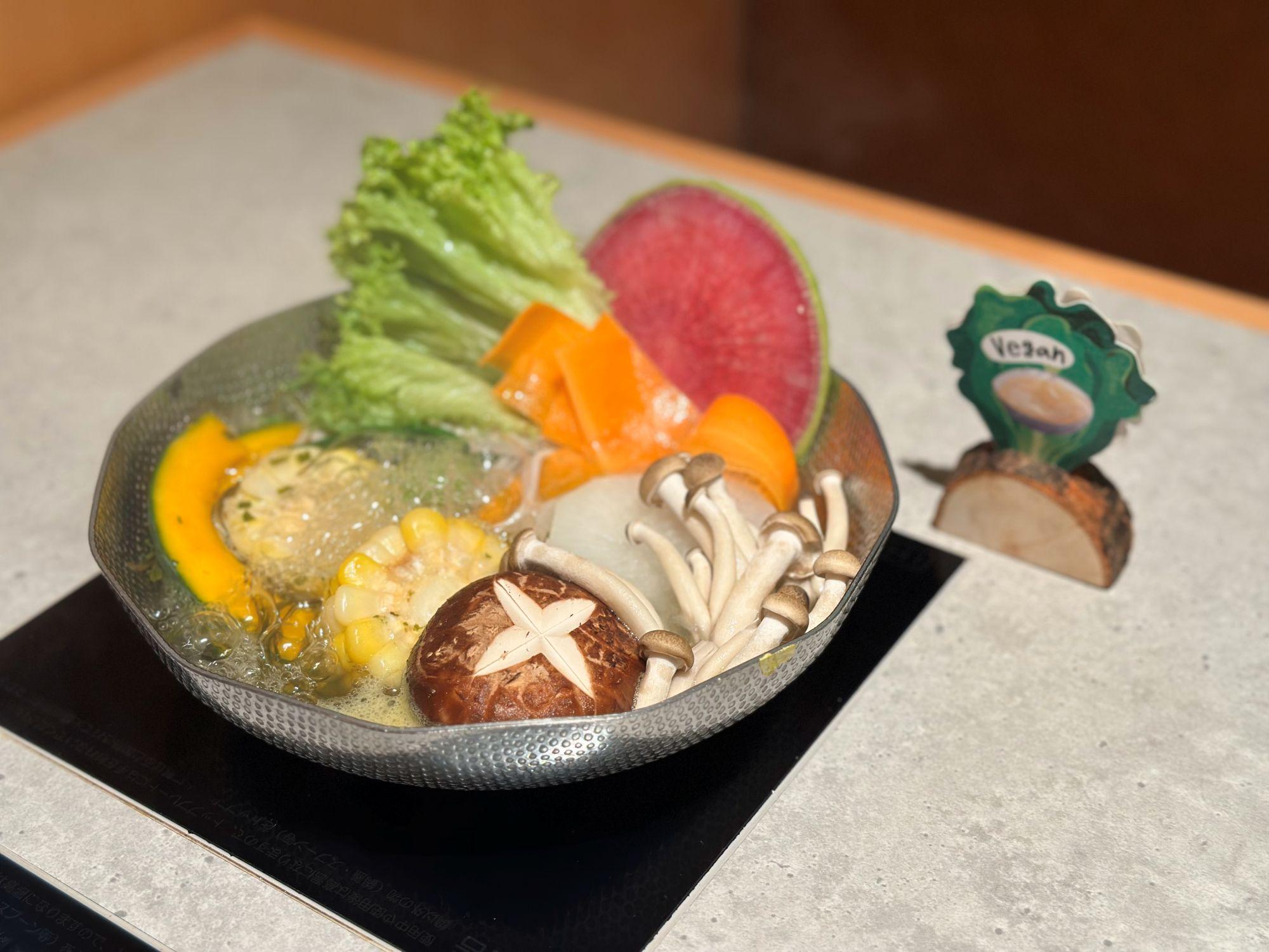 本地農場新鮮時令蔬菜有心內美蘿蔔、綠毛菜、油麥菜苗、海鮮菇、南瓜等。