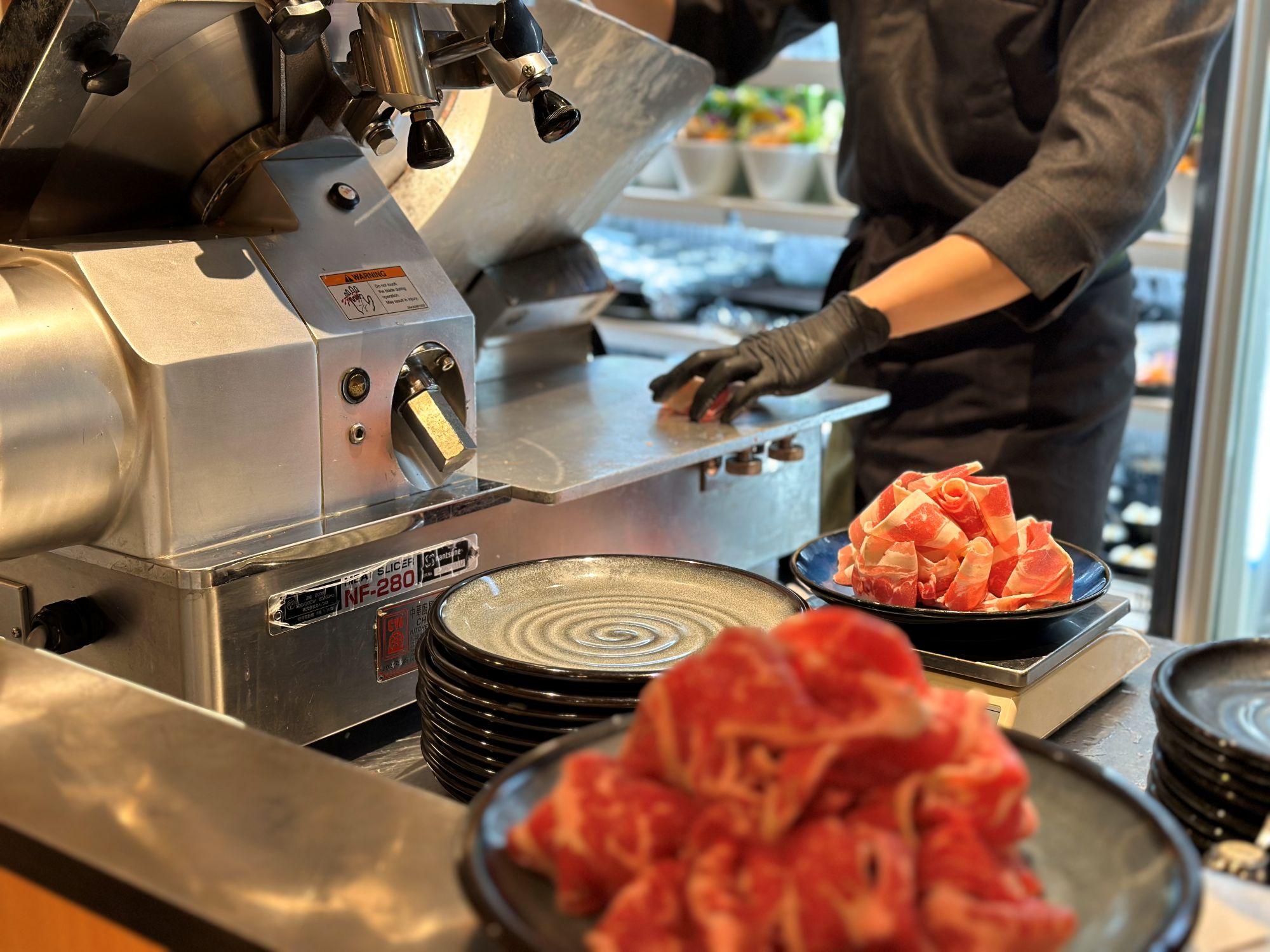 廚房採用半開放式設計,讓客人看到新鮮肉品即點即切的過程。