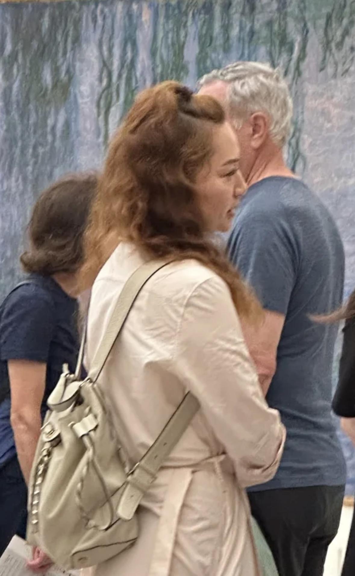 最近有網民在小紅書分享在法國巴黎橘園美術館偶遇徐子珊,意外曝光她的最新容貌。