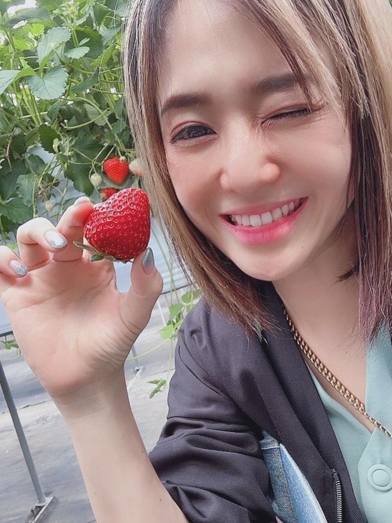 老師婚後生活健康,偶爾到鄉村摘下士多啤梨。