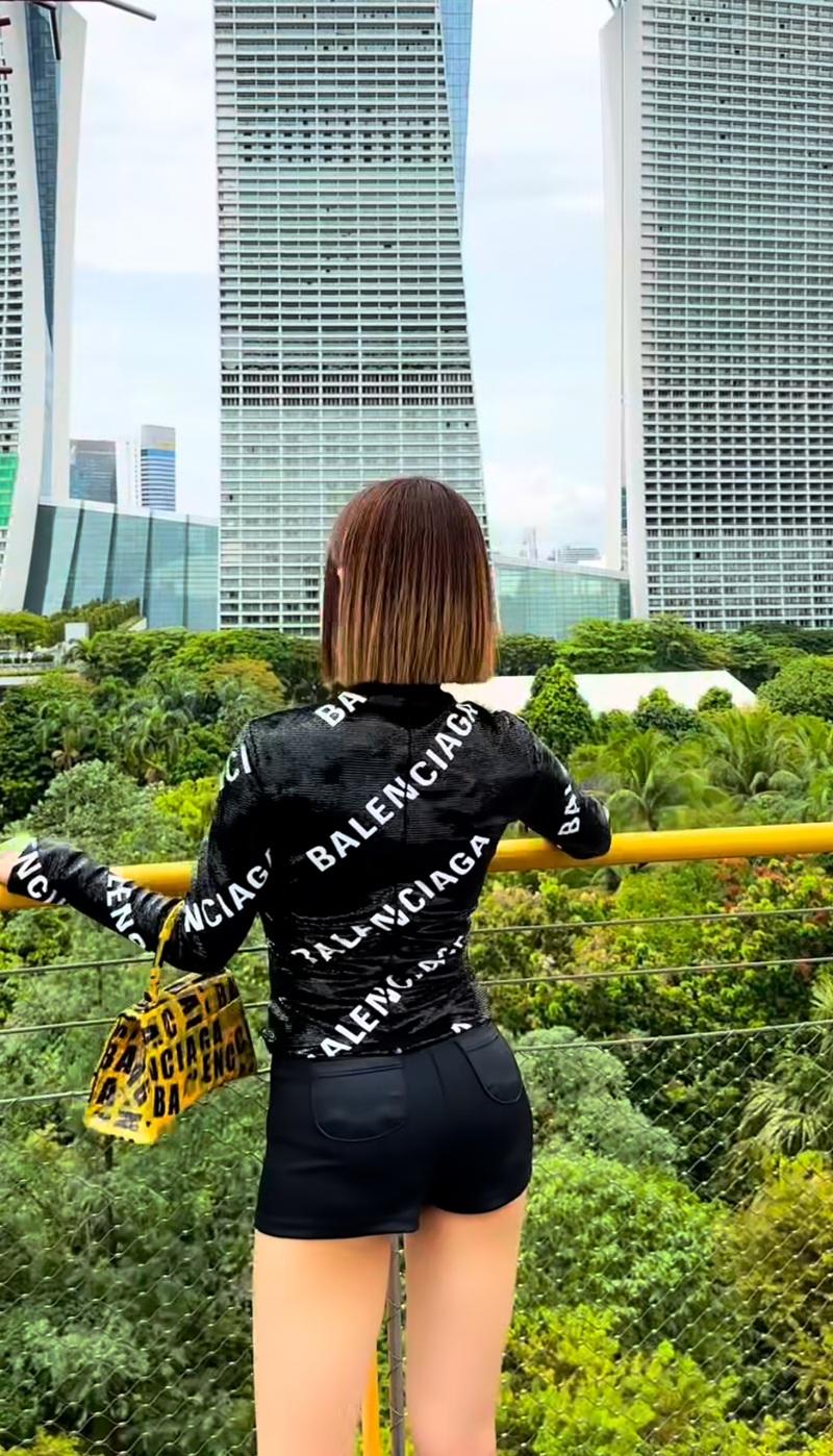 出事前,整把頭髮又密又順。