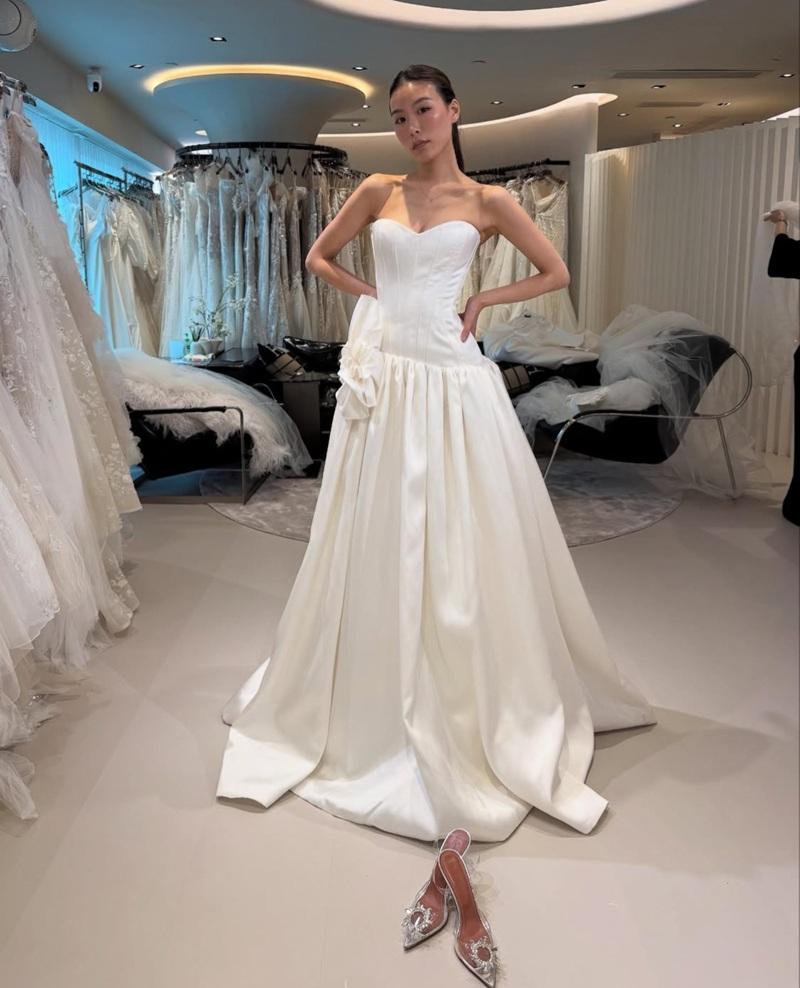 Bella在今年4月回港試婚紗。