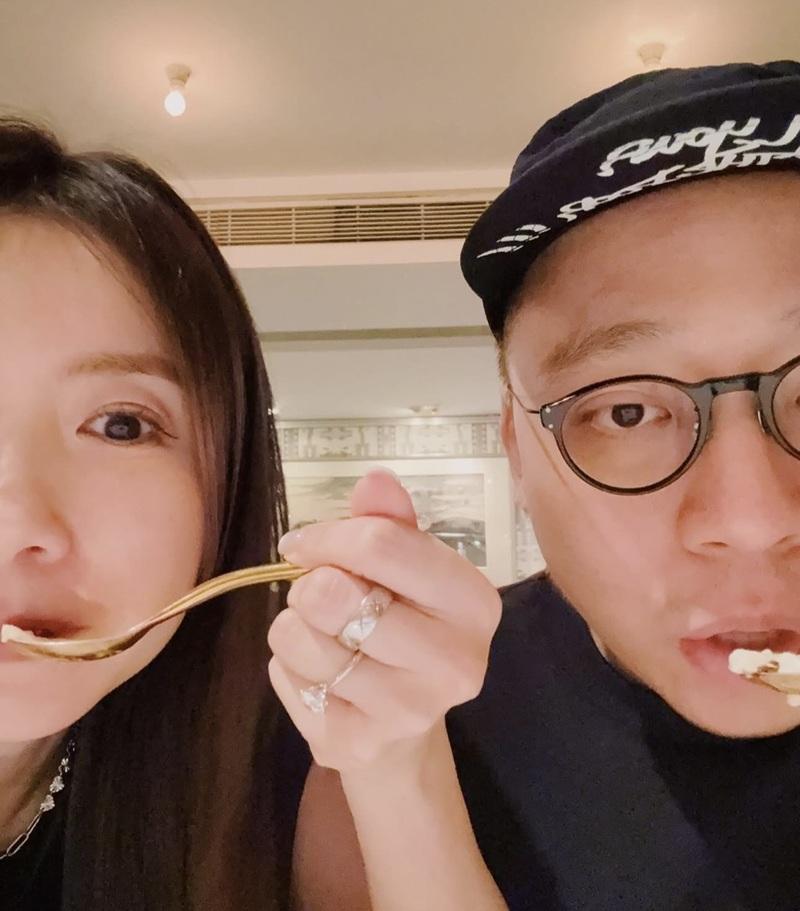 C君和黃天頤慶祝周年紀念,分享甜蜜照。