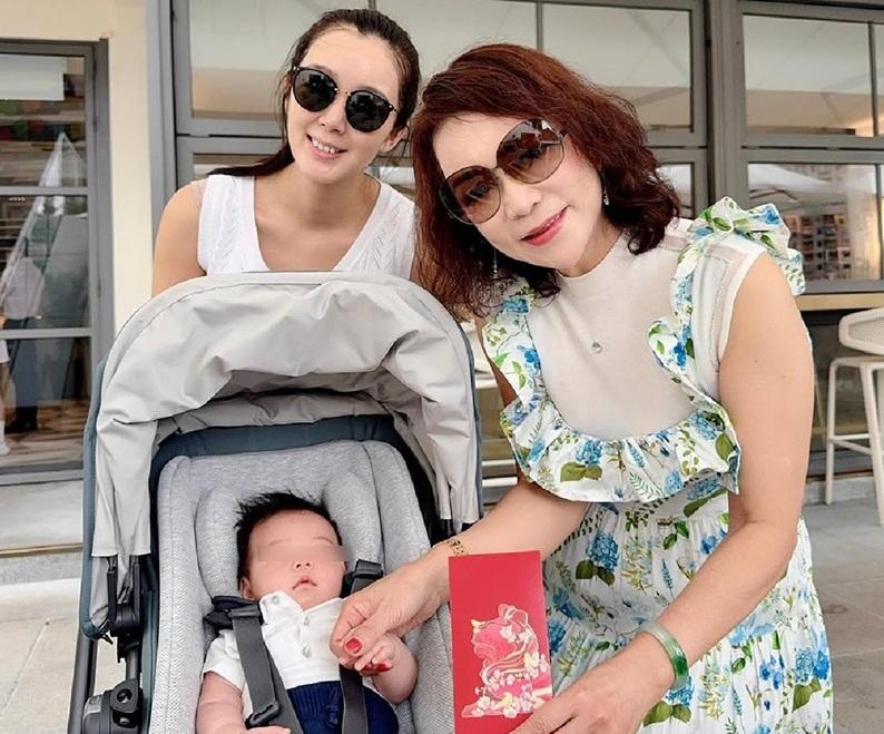 麥明詩經常同舊愛媽媽聯絡。