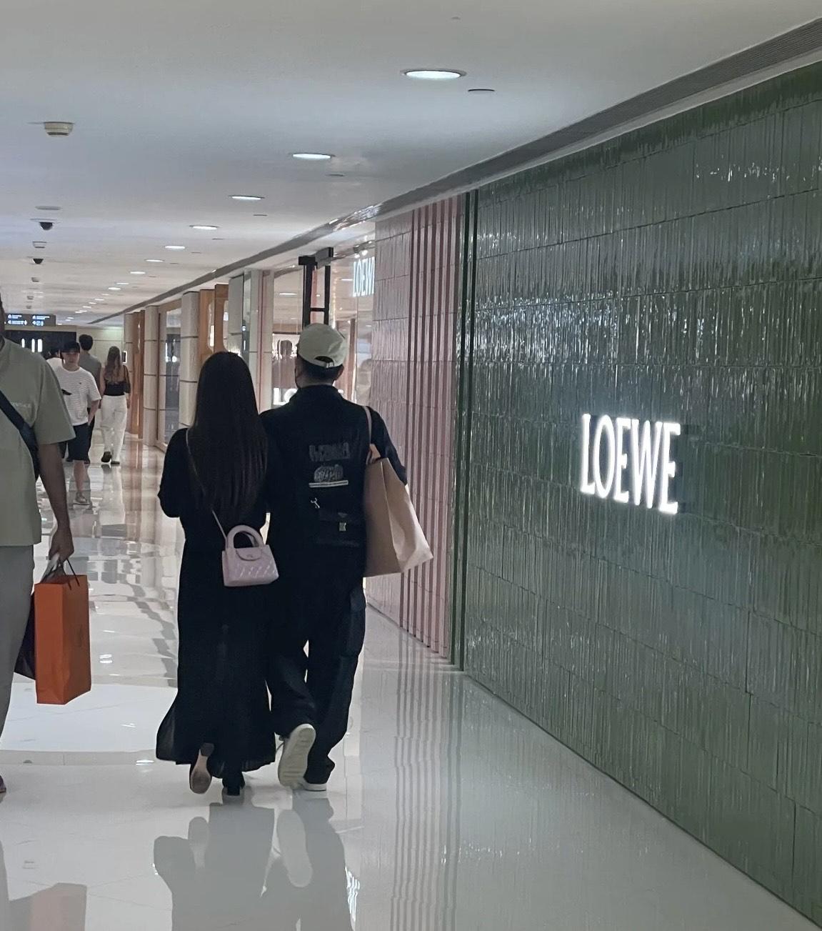 網民指方媛刻意穿鬆身黑裙遮掩孕肚。