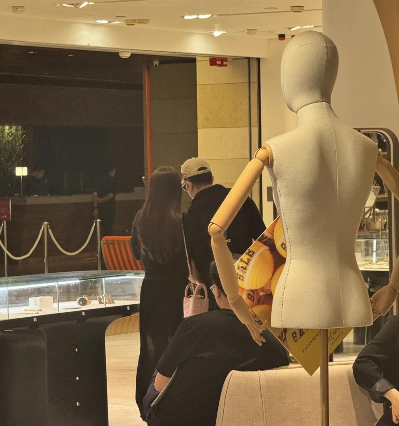 方媛行名店被網民指走路步姿十足大肚婆。