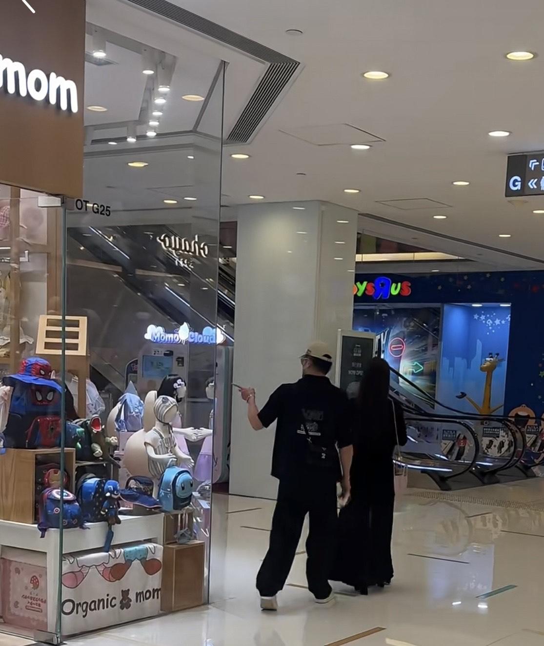 郭富城見初生嬰兒用品興奮手指指 。