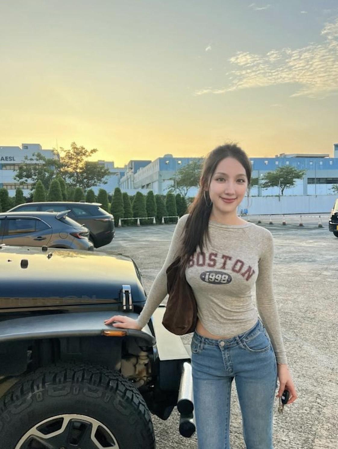 海兒的迫爆上圍,令胸前的「Boston」英文字被輾壓變形。