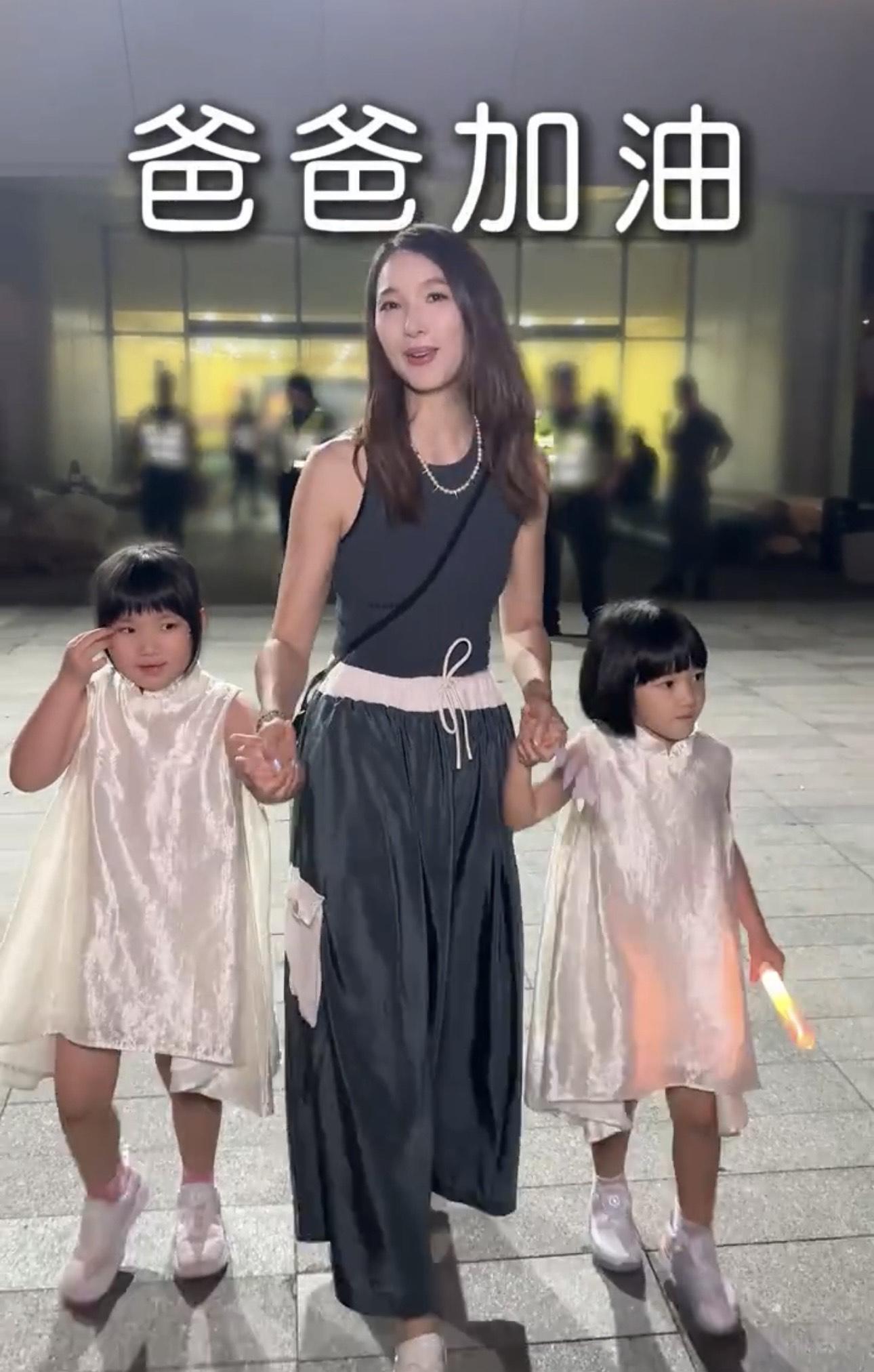 兩女愈大愈似李亞男。