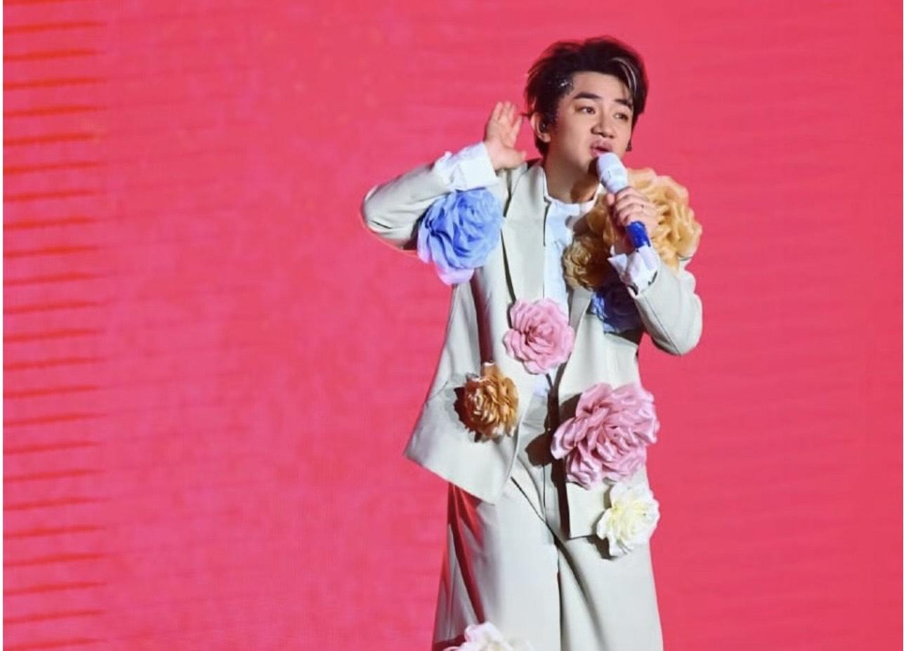 王祖藍日前到佛山舉行演唱會。